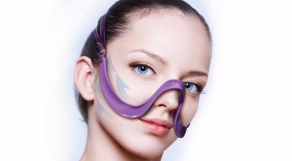 Phát minh giúp má cao lên và cơ mặt trở nên săn chắc có tên gọi "Face Lift Bra".