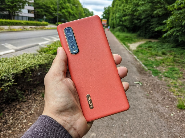 Find X2 Pro cũng là smartphone đầu tiên hỗ trợ lấy nét tự động toàn hướng tất cả điểm ảnh. Điểm ấn tượng nữa là sản phẩm hỗ trợ siêu chống rung, gồm chống rung quang học và chống rung điện tử cho cả tính năng quay video trên ống kính góc rộng.