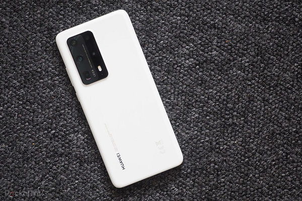 Bộ ba P40 sử dụng chip Kirin 990 của Huawei tự phát triển, lần đầu xuất hiện trên chiếc Mate 30 ra mắt năm ngoái, RAM 8GB và bộ nhớ trong từ 128GB đến 512GB. Máy có kết nối 5G hỗ trợ cả 2 cấu trúc mạng SA và NSA (độc lập và không độc lập) cùng Wi-Fi 6+ với tốc độ lý thuyết tối đa 2400Mbps..