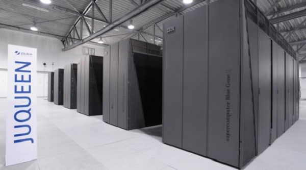 Là thế hệ tiếp nối của siêu máy tính Jugene, Juqueen được phát triển dựa trên công nghệ Blue Gene/Q với tốc độ 5 petaflops. Juqueen có nhiệm vụ chính là thực hiện các phép tính phức tạp trong các lĩnh vực khoa học thần kinh, thuật toán sinh học, năng lượng, nghiên cứu khí hậu và vật lí lượng tử. Với 458.752 nhân xử lí và lượng điện tiêu thụ 2.301 kilowatt, Juqueen là hệ thống siêu máy tính tiết kiệm năng lượng nhất thế giới.
