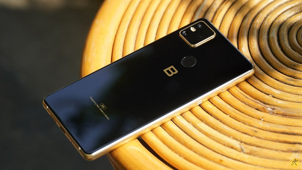 Bphone B86 là smartphone thứ tư do hãng điện thoại Việt Nam Bkav phát triển. Máy có thiết kế hoàn thiện, theo xu hướng hiện đại với ba viền mỏng, viền trên dày hơn và là nơi chứa camera cùng các cảm biến. Máy sử dụng chip Snapdragon 675 tám nhân tốc độ 2 GHz, RAM 4 GB, bộ nhớ 64 GB, hỗ trợ 2 sim vật lý và một esim. Pin dung lượng 3.000 mAh, hỗ trợ sạc nhanh QuickCharge 4.0.