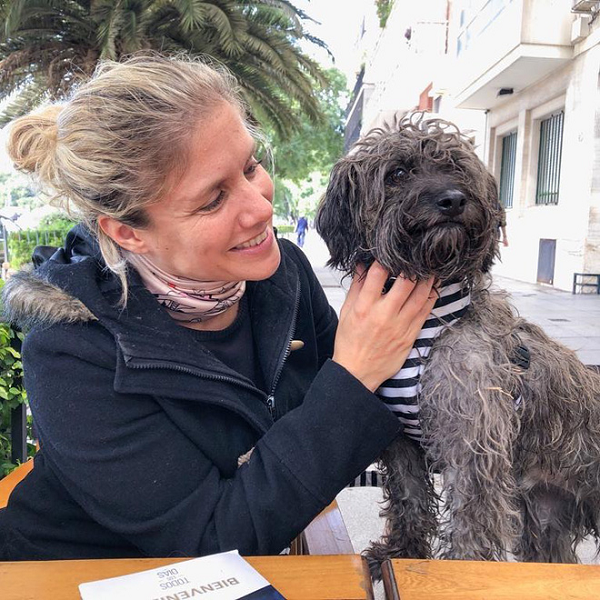 Được sống cùng một cô chủ tốt bụng ấm áp, sở hữu lượng fan khổng lồ, đây chắc hẳn là chú chó hạnh phúc nhất thế giới.