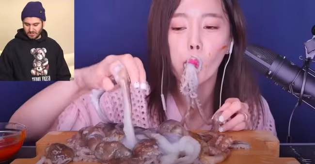 Trong một video có tựa đề "Dancing Live Squid" thu hút tới 24 triệu lượt xem. Đoạn video gây sốc cho thấy cô gái đưa lên miệng một con bạch tuộc còn sống và nhai ngon lành bất chấp những xúc tu của nó đang giãy giụa và bám chặt xung quanh miệng cô.