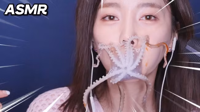 Để tránh con vật giãy giụa quá mạnh, đôi khi cô gái này còn dùng dao đâm hoặc đánh đến khi chúng không còn phản kháng kịch liệt rồi mới đưa lên miệng. 