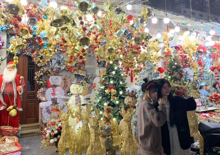 Phố Hàng Mã cũng là địa điểm vui chơi, chụp ảnh lý tưởng cho các bạn trẻ trong dịp Giáng sinh.