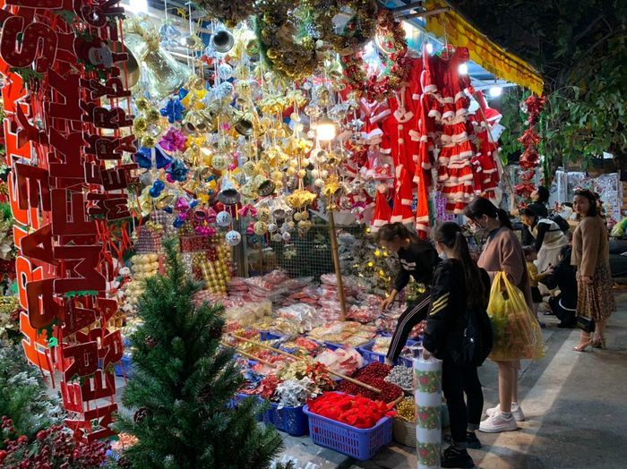Vào dịp Giáng sinh, cả tuyến phố sẽ khoác lên mình màu sắc rực rỡ. Những cây thông Noel, chuông, hoa, hình người tuyết hay vòng nguyệt quế tấp nập người mua, kẻ bán.