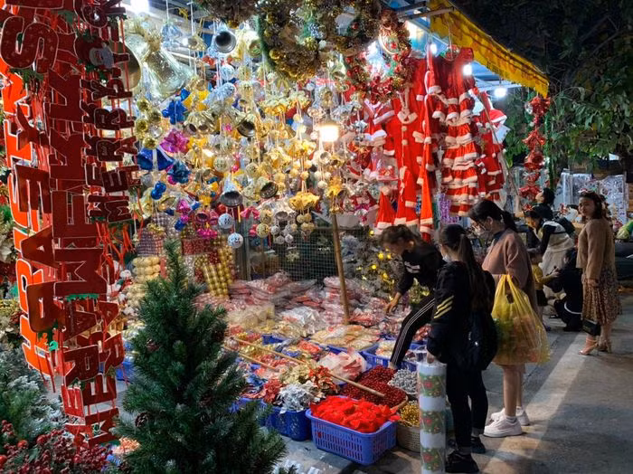 Vào dịp Giáng sinh, cả tuyến phố sẽ khoác lên mình màu sắc rực rỡ. Những cây thông Noel, chuông, hoa, hình người tuyết hay vòng nguyệt quế tấp nập người mua, kẻ bán.