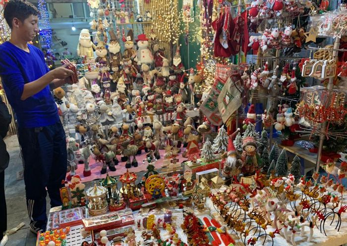 Các món đồ chơi nhỏ để trang trí với chất liệu mới lạ từ gỗ, vải... cũng thu hút người dân.