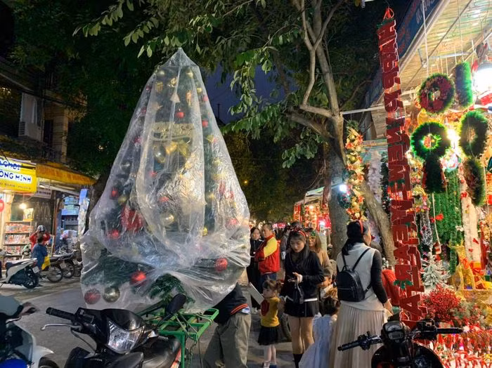 Giá cây thông Noel lớn, đầy đủ trang trí là 5 triệu đồng, cây nhỏ có giá từ vài trăm nghìn đến 1 triệu đồng.