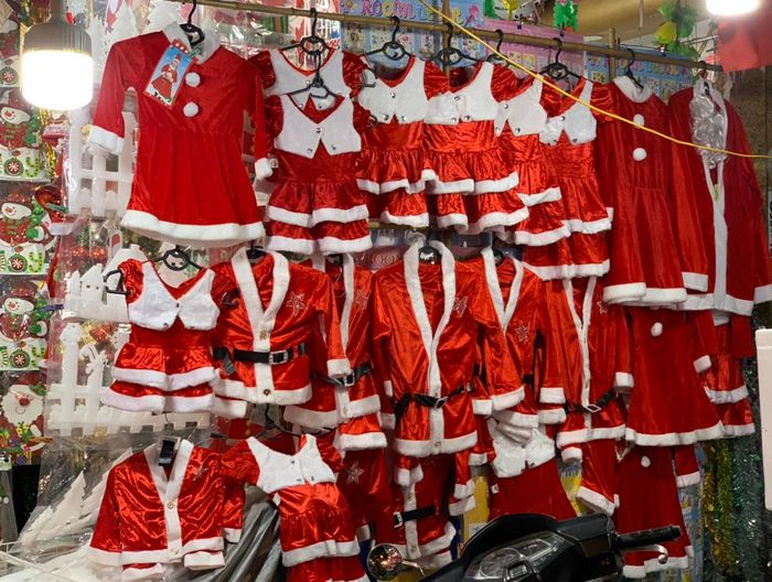 Ngoài đồ trang trí nhà cửa thì trang phục lễ hội cũng là mặt hàng được bày bán nhiều ở đây. Trung bình một bộ đồ Noel trẻ em có giá từ 150 nghìn đồng đến 300 nghìn đồng.