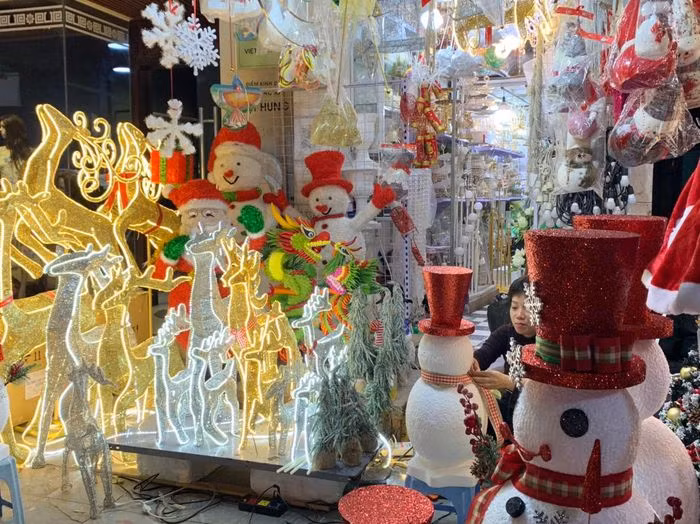 Năm nay, những đồ trang trí Noel đặc trưng như: Tuần lộc, ông già Noel, cây thông, vòng nguyệt quế, người tuyết... là những mặt hàng chủ đạo với kích thước lớn.