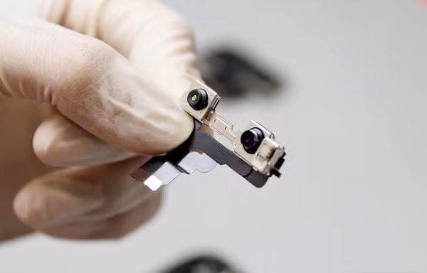 Việc thay đổi camera tiềm vọng ở iPhone thế hệ tiếp theo cũng tương tự như vậy. Apple muốn mọi công nghệ trên thiết bị của họ đều được kiểm tra và thử nghiệm cẩn thận. Đó là lí do vì sao những công nghệ mới hiện đại như màn hình gập, cảm biến vân tay dưới màn hình,... đều chưa xuất hiện trên iPhone.