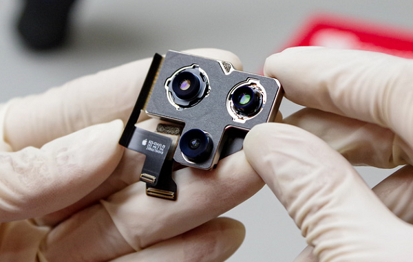 Apple được cho là đang thực sự nghiêm túc để bắt kịp đối thủ của mình về khả năng zoom trên điện thoại. Trước đó, họ tỏ ra khá thận trọng với mỗi thay đổi những tính năng mới trên thiết bị của mình.