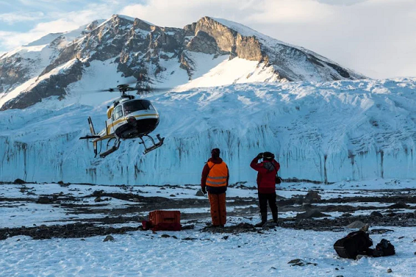 Không dễ dàng để bạn có thể du lịch thung lũng khô McMurdo. Việc tự túc tới đây là điều không được khuyến khích. Thay vào đó, bạn sẽ phải đi theo tour. Giá tối thiểu cho tour du lịch 12 ngày đến Nam Cực để ghé thăm các thung lũng khô khoảng 5.000 USD.