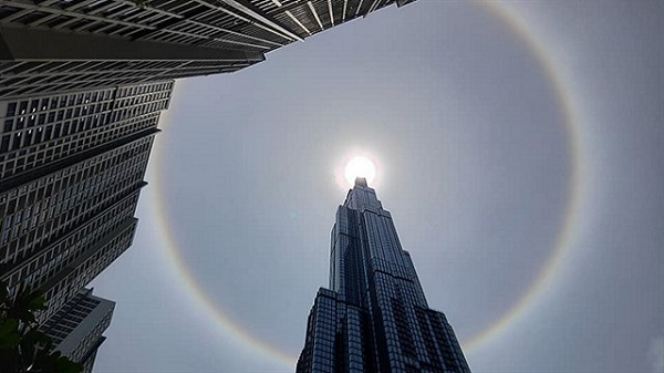 Hiện tượng quầng Mặt trời - Sun halo - xuất hiện khi ánh sáng Mặt trời trên cao đi qua các tinh thể băng trong không khí.