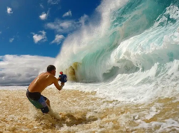 Những gợn sóng khi đóng băng sẽ đặc sệt, di chuyển chầm chậm 1 cách kỳ lạ.
