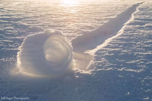Sau khi hình thành, những cuộn tuyết đều to và nặng khiến gió không thể di chuyển được chúng. Cuộn tuyết cũng đễ tan chảy khi có sự thay đổi nhỏ về nhiệt độ hoặc gió.