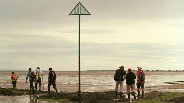 Nếu thời tiết tốt, Broomway trông không khác gì một con đường đi bộ nằm trên bãi biển rộng lớn. Nhưng thủy triều tới với tốc độ nhanh hơn người bình thường có thể chạy kịp. Chỉ trong vòng vài phút, nước sẽ tới hông rồi lên cao tới ngực bạn. Vô số người đã mất mạng khi đi dạo ở đây do chạy không kịp.