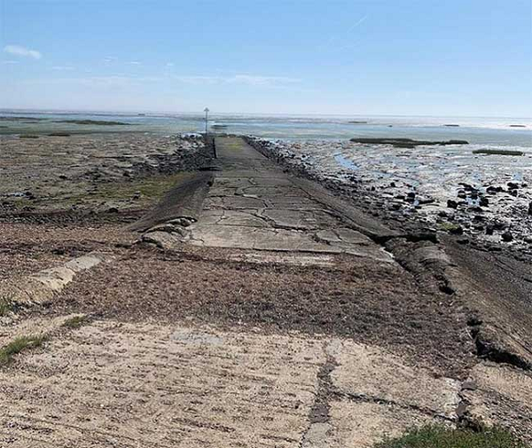 Nói đến sự nguy hiểm của con đường này, ngoài việc bị cuốn vào triều cường là điều tồi tệ nhất, nếu trời mưa hoặc sương mù kéo đến, người ta rất dễ mất phương hướng, đi lạc ra khỏi nơi an toàn rồi rơi vào bùn mềm và cát lún. Nếu không thể về kịp đất liền trước khi thủy triều lên, cái chết là điều có thể xảy ra.