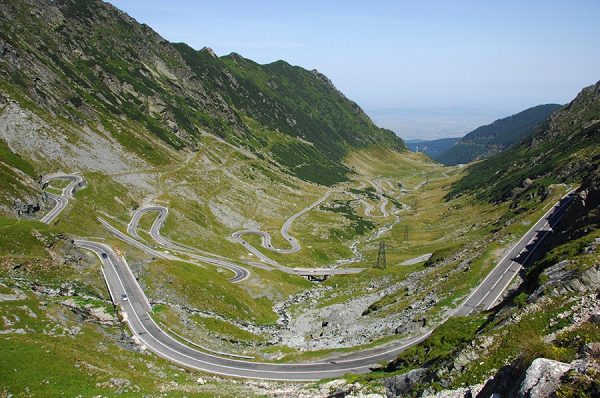 Con đường Transfăgărășan, Romania dài 90km nằm giữa hai điểm cao nhất của đất nước Romania là Moldoveanu và Negoiu. Con đường Transfăgărășan nối khu vực Transylvania với các thành phố Sibiu và Pitesti khiến nhiều người tham gia giao thông phải đối mặt với những khúc cua và đoạn đường vòng vô cùng nguy hiểm, ở độ cao lên tới 2.034m so với mực nước biển.