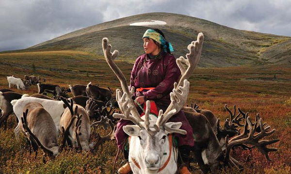 Những người Dukha (còn gọi là Tsaatans) sống trong các khu rừng sâu và rất xa xôi của Mông Cổ đã hàng nghìn năm nay. Lối sống của họ không bị thay đổi nhiều theo thời gian.