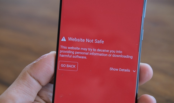 Một số bài viết mới khi click vào sẽ nhận được cảnh báo của Google, cho biết website truy cập có thể bị kẻ xấu lợi dụng để cài phần mềm độc hại hoặc đánh cắp thông tin. Nhưng các bài viết cũ vẫn hiển thị website lừa đảo như đã nói.