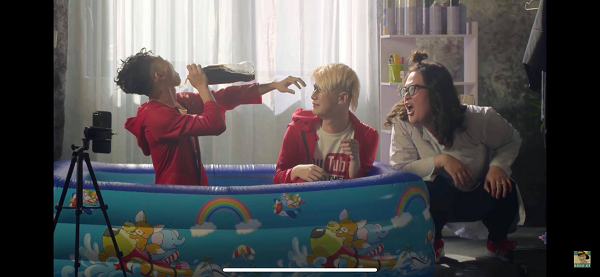 Những sản phẩm sặc mùi "cà khịa" của anh chàng vẫn là một thói quen khó bỏ. Từ lên án việc câu view bất chấp với những trò vô cùng nhảm nhí như tắm bằng coca cola.