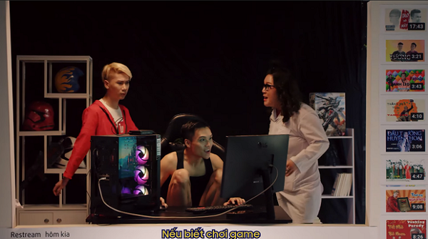 Góc trái phía dưới màn hình còn là dòng chữ "Restream hôm kia" nhằm cà khịa việc không bao giờ đổi tiêu đề livestream của Độ Mixi. Và điều đặc biệt nhất chính là khẩu hình miệng cùng câu nói huyền thoại của streamer này: "Hí anh em!"