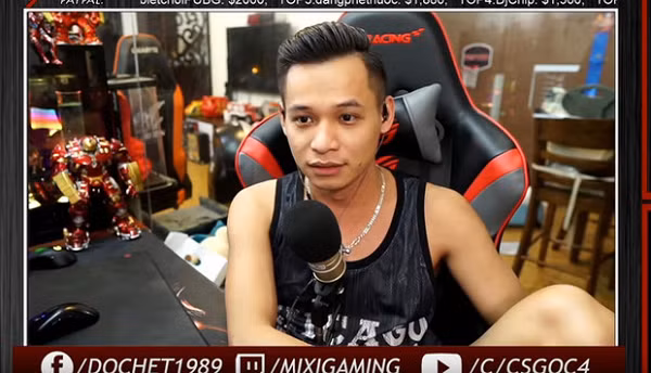 Từ chiếc áo ba lỗ, dáng ngồi quen thuộc không lẫn đi đâu được, Vanh leg đích thị là một fan cứng của "tộc trưởng".