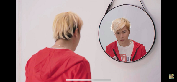 Vẫn với khiếu hài hước của mình, lần này Vanh Leg trở lại với màn cà khịa cực gắt thẳng vào những youtuber và streamer đang vô cùng đình đám trên các nền tảng trực tuyến hiện nay.