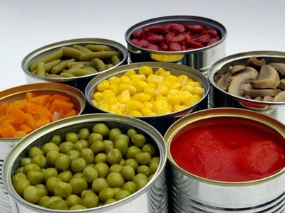 Thực phẩm đóng hộp đã cứu rất nhiều sinh mạng trong suốt lịch sử tồn tại của nó, từ những người lính đến sinh viên trong ký túc xá. Người Pháp lần đầu tiên sử dụng thực phẩm bảo quản vào đầu thế kỷ 19. Đến Thế chiến thứ hai, quân đội Mỹ đã phát triển loại lon thiếc, kín hơi và bền hơn so với lọ thủy tinh của Pháp.