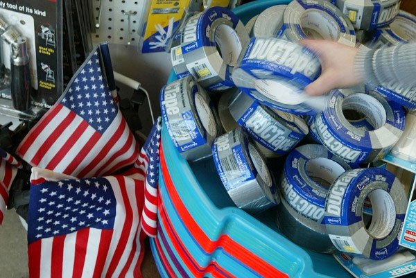 Băng dính phổ biến lần đầu tiên được phát minh trong Thế chiến thứ hai, chủ yếu để niêm phong đạn dược, sau đó dùng để sửa chữa thiết bị và làm băng dán tạm thời cho quân đội.