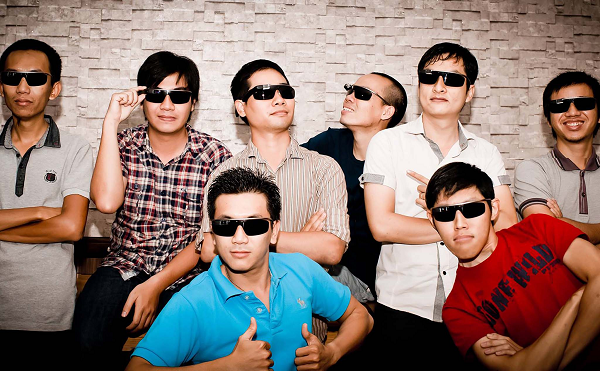 Các mắt kính lớn đặc trưng của nó được sử dụng hoàn toàn là để bảo vệ mắt. Ban đầu, chúng do công ty nhãn khoa Mỹ Bausch &amp; Lomb thiết kế, nhưng hiện nay thương hiệu nổi tiếng là Ray-Ban.