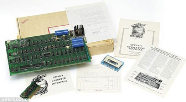 Apple - 1 được bán ra thị trường mà không có kèm bàn phím, màn hình hay nguồn cấp điện. Máy được trang bị bộ nhớ RAM chỉ 8 kilobytes, đây là hàng “lởm” so với các chuẩn bộ nhớ máy tính hiện nay.