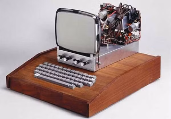 Mặc dù Apple-1 là dòng sản phẩm đầu tiên của Apple nhưng nó đã sớm bị thay thế vào năm 1977 bởi chiếc máy tính Apple II nổi danh hơn.