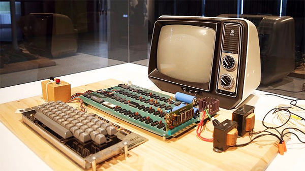 Apple-1 được 2 nhà đồng sáng lập Apple là Steve Jobs và Steve Wozniak tự tay thiết kế vào những năm 1976, 1977. Chỉ có 200 chiếc máy tính thế hệ đầu được xuất xưởng, và 60 thiết bị còn hoạt động được cho đến hôm nay.