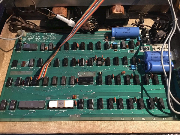 Chiếc cặp chứa bảng mạch Apple-1 đã được Rick Conte mua về vào năm 1977, trao tặng cho một tổ chức phi lợi nhuận vào 2009, được mua lại vào 2010 bổ sung vào bộ sưu tập cá nhân, trước khi đến tay chủ nhân hiện tại vào năm 2014.