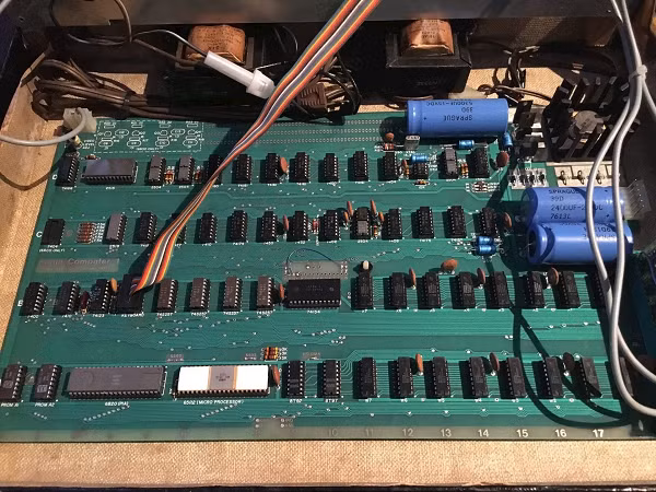Chiếc cặp chứa bảng mạch Apple-1 đã được Rick Conte mua về vào năm 1977, trao tặng cho một tổ chức phi lợi nhuận vào 2009, được mua lại vào 2010 bổ sung vào bộ sưu tập cá nhân, trước khi đến tay chủ nhân hiện tại vào năm 2014.