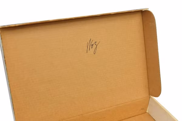 Chiếc Apple-1 được đấu giá lần này đã được khôi phục về trạng thái tốt nhất bởi chuyên gia Corey Cohen. Ngoài hộp đựng và bo mạch máy tính, bộ sản phẩm còn gồm mạch chuyển đổi cassette (ACI), sách hướng dẫn (cho máy tính và ACI), bàn phím Datanetics vỏ gỗ, màn hình Sanyo và máy cassette của Panasonic.