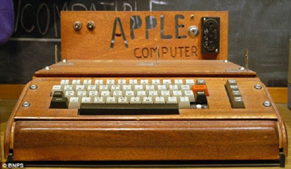 Tháng 11/2010, chiếc Apple-1 được đấu giá bởi Christie's gồm cả những phụ kiện nguyên bản khi nó được bán ra năm 1976 như sách hướng dẫn sử dụng hay tờ giấy có chữ ký của Jobs được đấu giá khoảng 242.400 USD.