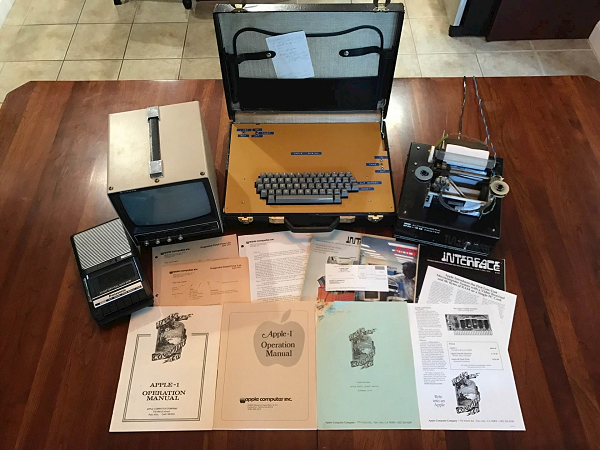 Năm 1985, chiếc máy tính Apple-1 được công nhận là sản phẩm thành công của Apple. Máy sử dụng bộ vi xử lý MOS Technologies 6502, được chính Wozniak lựa chọn để đảm nhận vai trò xử lý cho chiếc máy tính đầu tiên của ông với Steve Jobs, với bộ nhớ 8K byte cùng 2 module cấp nguồn Triad nguyên bản.