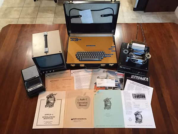 Năm 1985, chiếc máy tính Apple-1 được công nhận là sản phẩm thành công của Apple. Máy sử dụng bộ vi xử lý MOS Technologies 6502, được chính Wozniak lựa chọn để đảm nhận vai trò xử lý cho chiếc máy tính đầu tiên của ông với Steve Jobs, với bộ nhớ 8K byte cùng 2 module cấp nguồn Triad nguyên bản.
