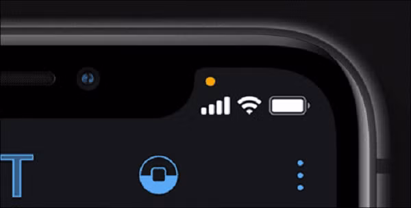 Tính năng thông báo khi có ứng dụng sử dụng micro hoặc máy ảnh. Nếu ứng dụng bạn đang sử dụng micro hoặc máy ảnh, dấu chấm đó sẽ chuyển sang màu xanh lục. Dấu chấm màu cam có nghĩa là ứng dụng nền đang sử dụng micro hoặc máy ảnh. Bạn có thể vuốt xuống từ góc bên phải để mở “Control Center” và xem ứng dụng nào đã kích hoạt thông báo. Đây có lẽ là tính năng bảo mật mới trong iOS 14 mà ít bạn biết đến.