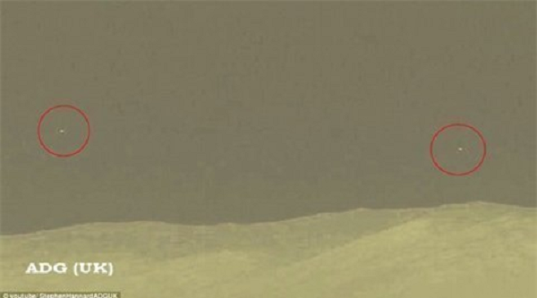 Ngày 18/8 vừa qua, tài khoản StephenHannardADGUK đã cho đăng tải trên mạng YouTube một đoạn video do tàu Curiosity đã được xử lý lọc hình ảnh cho thấy 4 vật thể lạ giống như đĩa bay lượt trên bầu trời quanh vị trí tàu thăm dò Curiosity trên sao Hỏa.