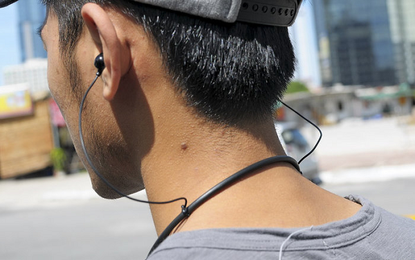 Hiện tượng ráy tai tích tụ xảy ra do tai nghe ngăn không cho ráy tai thoát ra khỏi ống tai một cách tự nhiên. Do đó, tai của bạn có thể bị tắc nghẽn, dẫn đến nhiễm trùng tai.