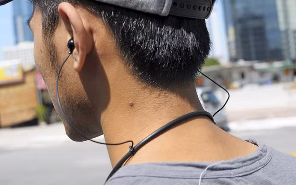 Hiện tượng ráy tai tích tụ xảy ra do tai nghe ngăn không cho ráy tai thoát ra khỏi ống tai một cách tự nhiên. Do đó, tai của bạn có thể bị tắc nghẽn, dẫn đến nhiễm trùng tai.