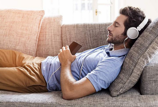 Nếu tai của chúng ta bị tắc nghẽn bởi tai nghe cách âm, cơ thể sẽ gặp phải hiện tượng chóng mặt và quay cuồng, đi kèm với buồn nôn, choáng váng.