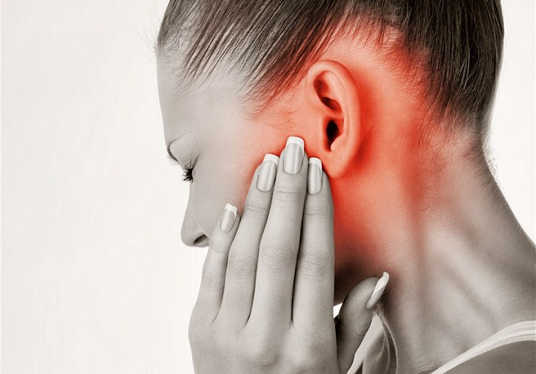 Nếu sử dụng tai nghe quá nhiều, bạn có thể xuất hiện cảm giác ù tai khó chịu. Bạn cũng có thể bắt đầu nghe thấy tiếng chuông, tiếng lách cách, tiếng vo ve, tiếng rít hoặc tiếng gầm rú trong tai, ngay cả khi mọi thứ xung quanh bạn hoàn toàn im lặng.