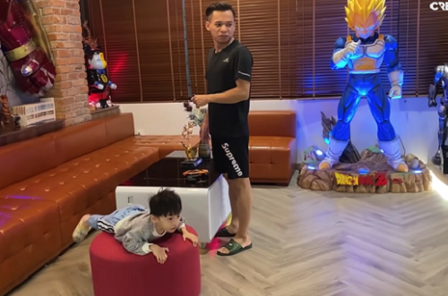 Từ nhà cao cửa rộng, bộ sưu tập mô hình trăm triệu cho tới chiếc đồng hồ tiền tỷ và MV hoành tráng lúc nào cũng khiến mọi người phải xuýt xoa.