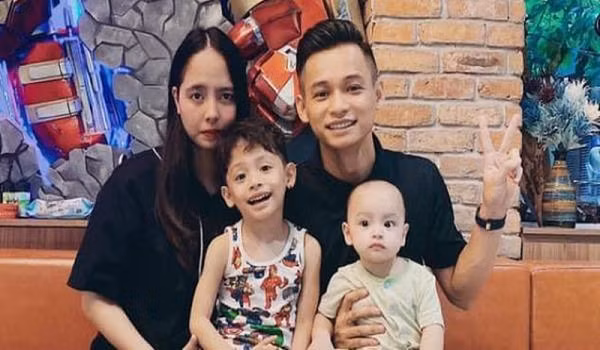 Ngoài ra, anh cũng được cho là streamer hay bị làm phiền ở trên mạng xã hội nhất. Email của anh lúc nào cũng đầy rẫy tin spam của nhiều người.